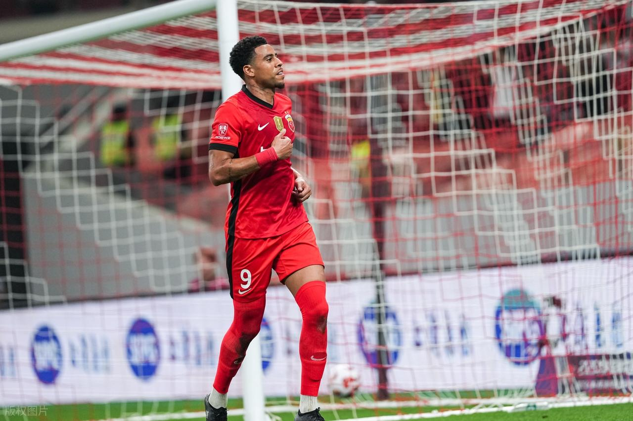 九游下载入口-上港中锋离队后敲定新东家，本赛季将为河南队出战中超，引发热议